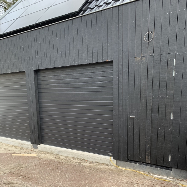 Garagedeuren met ingang verdekte deur