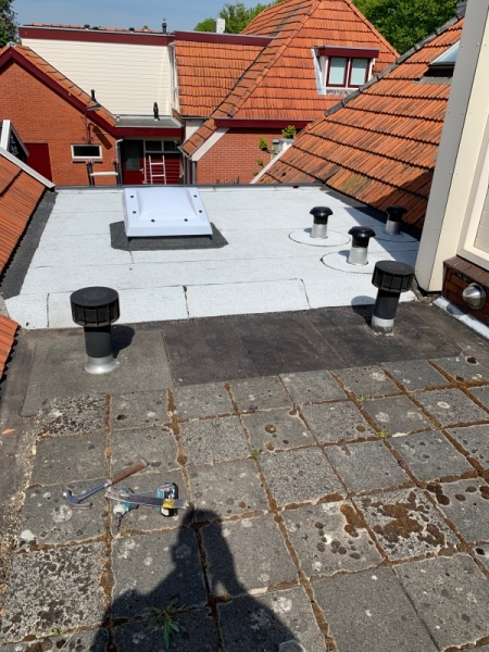 Met witte dak bedekking (Harrison Dakbedekking) en dakvenster met regensensor